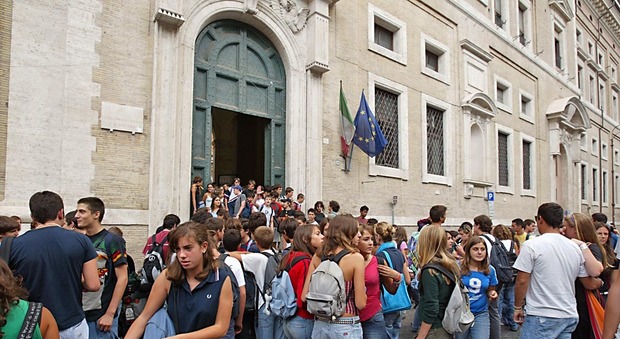 Roma, tre casi di tubercolosi a scuola in due mesi: ammalati una prof e due alunni