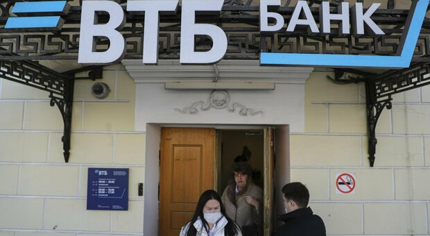 Banche russe sanzionate: ecco la lista dei sette istituti fuori dal sistema di pagamento Swift