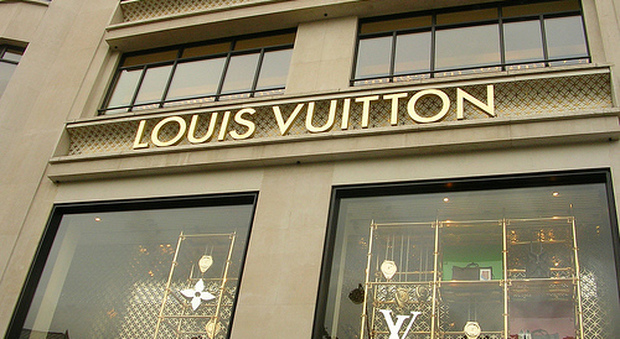 Roma, acquisti per seimila euro nella boutique Louis Vuitton con carta di credito clonata: arrestato