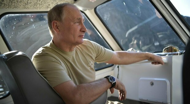 Putin, la giornata tipo (e anomala) dello zar: sveglia tardi, colazione a prova di veleno, due ore in piscina e poi nello studio senza pc