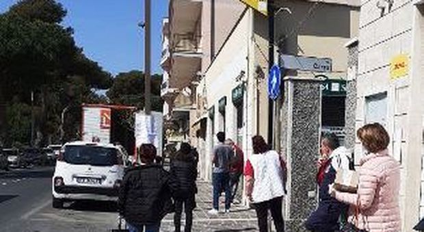 In fila lungo la via Aurelia per entrare all'ufficio postale di Santa Marinella