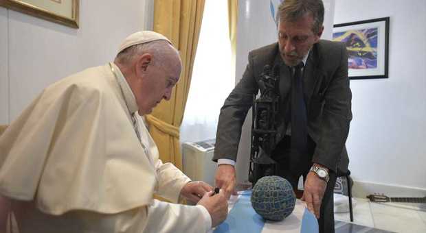 Papa Francesco si commuove: «Da piccolo giocavo anche io con un pallone di stracci come questo»