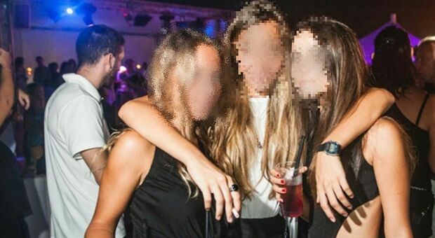 Ostia, discoteca negata a tre ragazze: «Abbigliamento poco sexy, non avete i requisiti fisici»