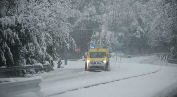 Maltempo, bufere di neve in Abruzzo: strade chiuse e disagi al traffico