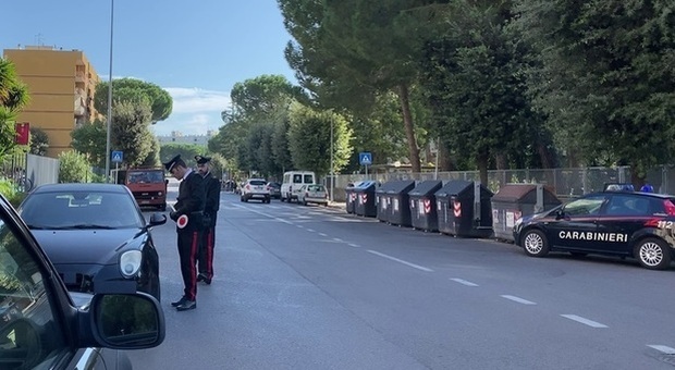 Roma, al Trullo aggredito a calci e pugni: stava fotografando due uomini che scaricavano rifiuti in strada