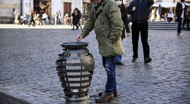 Roma, via i cestini della Raggi: le urne solo nei cimiteri. E tornano quelli in ghisa