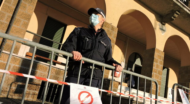 No vax, vandali ai Castelli: festa illegale in un locale, imbrattato un cartello di benvenuto