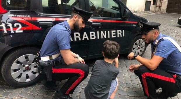 Roma, bimbo di 6 anni si perde in Centro: i carabinieri lo ritrovano e rintracciano i genitori