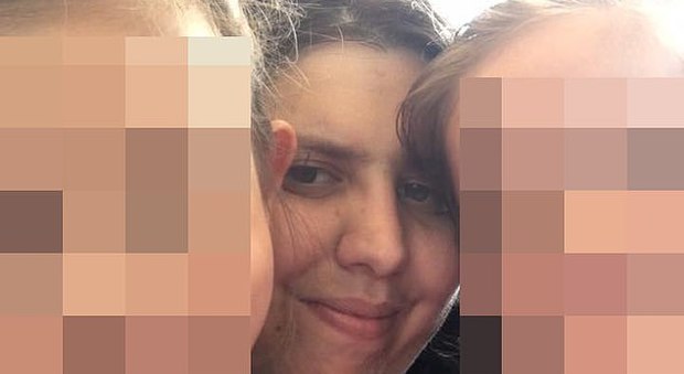 Mamma obbliga le figlie ad atti sessuali in webcam per far piacere al fidanzato, condannata
