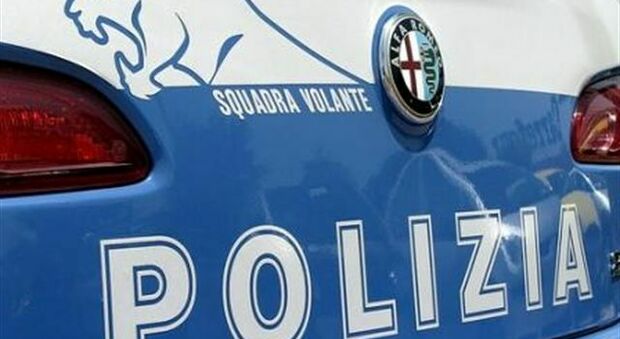 Roma, si nasconde nel condominio ed esibisce un falso documento ma la polizia lo scopre: deve scontare 7 anni