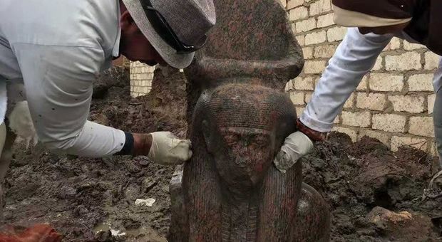 Egitto, riaffiora rara statua di Ramses II in granito rosa: era nel terreno di una casa