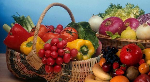 Alzheimer, il rischio della malattia dimezzato da frutta e verdura, grazie ai flavonoli