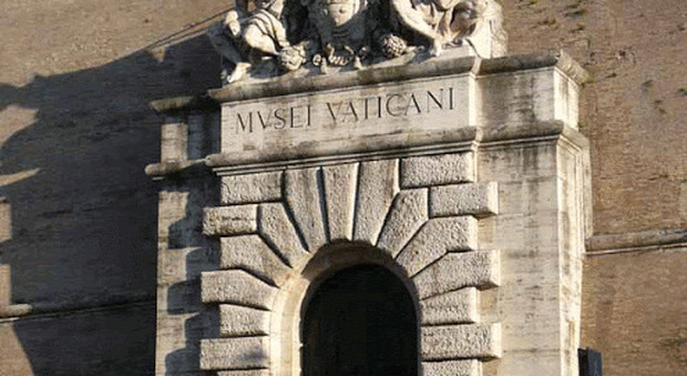 Musei Vaticani, cade un pezzo di travertino dalla volta del Cortile della Pigna: l'umidità e l'annus horribilis