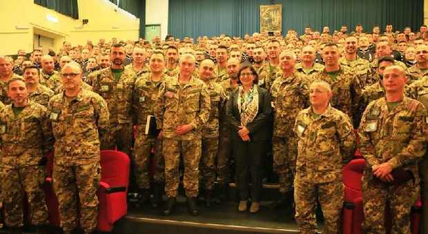 Il ministro della Difesa alla Scuola marescialli dell'Esercito: «Questa è la città madre dei sottufficiali della specialità»