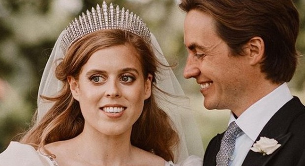 Beatrice di York si sposa, ma nelle foto non appare il papà principe Andrea: coinvolto in uno scandalo sessuale