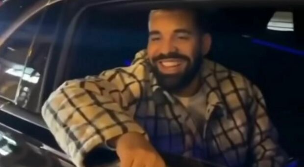 Drake come Babbo Natale: accosta con la macchina e regala soldi ai passanti il 25 dicembre