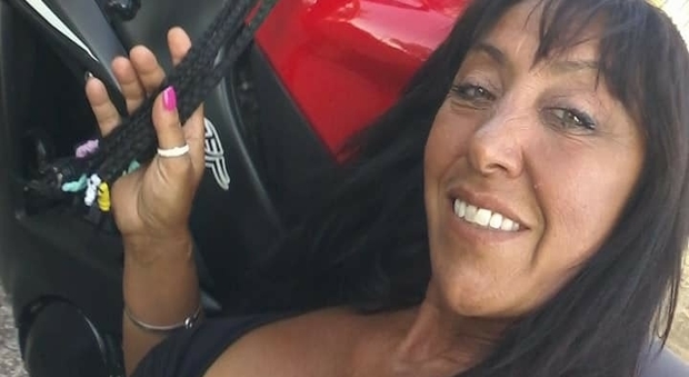 Roma, perde il controllo della moto e scivola sotto il pullman: muore mamma 48enne