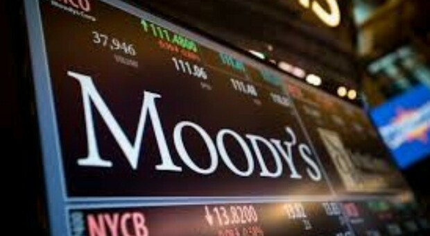 Moody's abbassa rating dell'Italia: da stabile a negativo. Ma il Mef: «Una revisione opinabile»