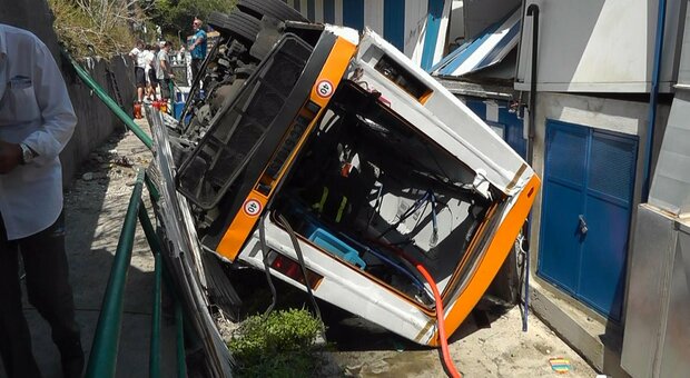 Incidente Capri, bus precipita da sei metri: ecco cosa è successo