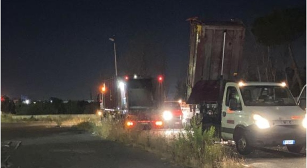 Roma, i netturbini: «Secchioni e camion rotti, la raccolta non funziona». Il reportage sui rifiuti