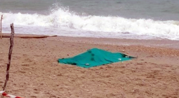 Corpo senza nome in spiaggia: forse è una turista ceca, scomparso il compagno