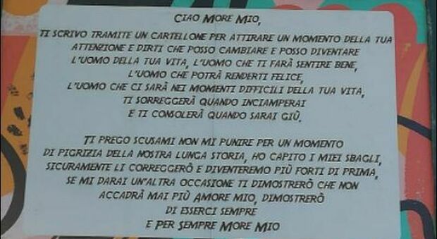 Roma, «Ti prego, perdonami», il misterioso cartellone comparso all'Appio. Caccia all'amante pentito