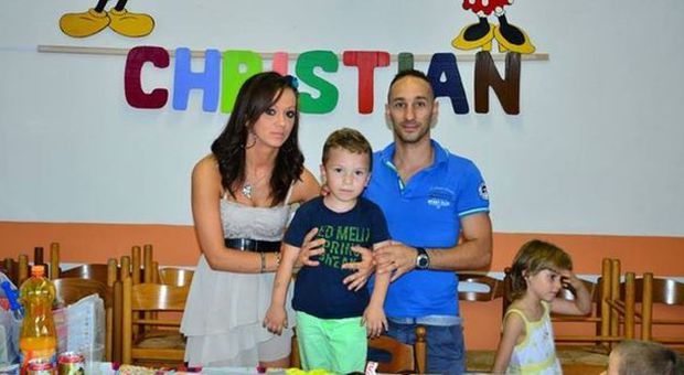 Numana, strage di famiglia, il papà ha ucciso il piccolo Christian in braccio alla mamma