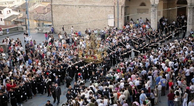 Processione di Sant'Antonio: i portatori del santo dovranno sottoporsi a tampone, per i fedeli consigliate le mascherine Ffp2