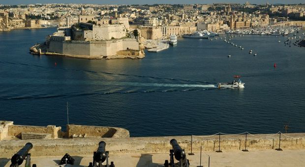 Crisi libica, niente soldi per i migranti e blocco armi non sufficiente: Malta si ritira dalla missione Ue Irini