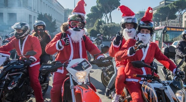 Babbi Natale.Roma I Babbi Natale Sfrecciano In Moto Per Le Strade Del Centro