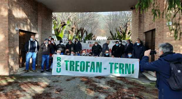 I lavoratori della Treofan arrivano alla Sangemini coi panettoni in mano: «Uniti salveremo il futuro del territorio».