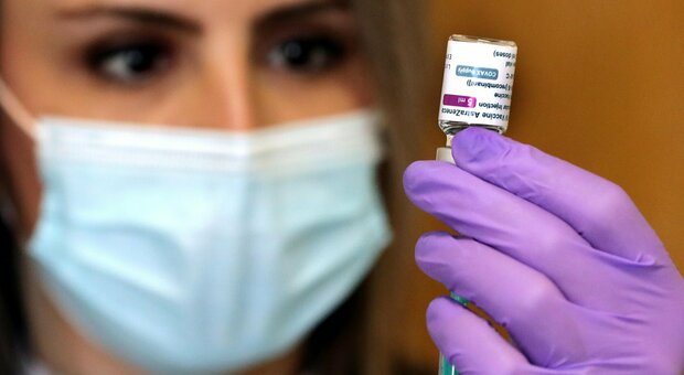 AstraZeneca e Johnson&Johnson, vaccino a tutti senza limiti d'eta: 12 milioni di dosi a rischio spreco