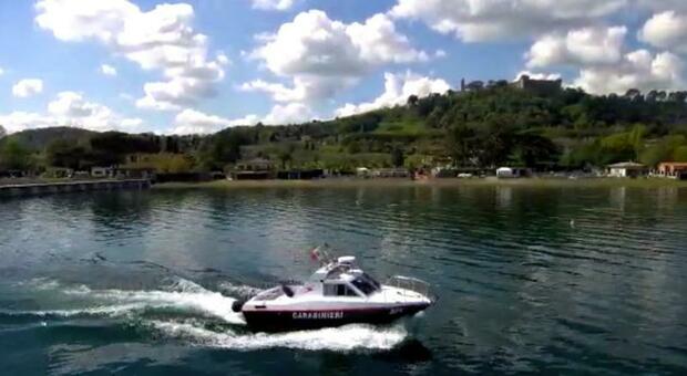 Lago di Bracciano, si ribaltano due barca a vela paura per 13 scout: salvati dalle motovedette dei carabinieri