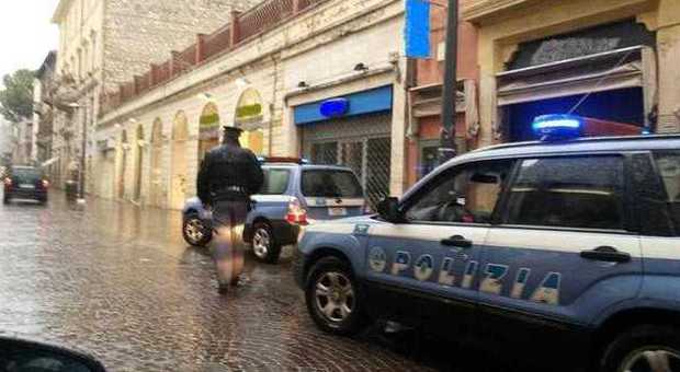 Terni, città presidiata dalla polizia che blocca spacciatore. Fermate 170 persone