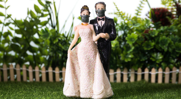 Matrimoni, regole da giugno 2021: buffet monodose, banchetti all'aperto, mascherina per tutti