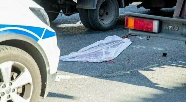 Roma, investito e ucciso da un'auto in via Palmiro Togliatti: pirata in fuga