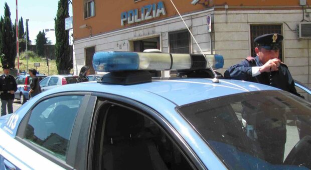 Roma, litiga con la compagna, danneggia le auto in sosta e prende a pugni passanti e agenti: bloccato