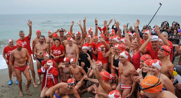Capodanno a Ostia, più di cento temerari salutano l'anno nuovo in mare
