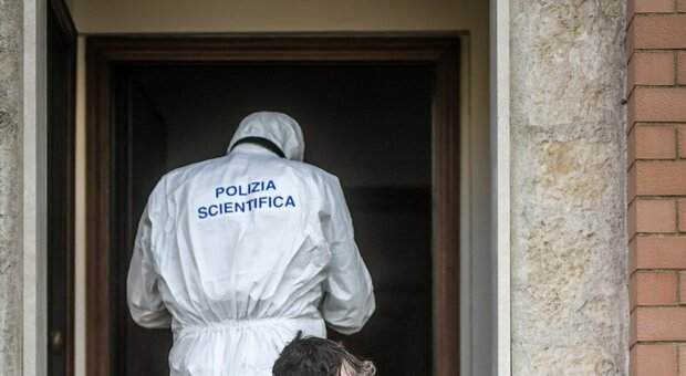 Roma, coppia di anziani trovati morti in casa: ipotesi omicidio suicidio