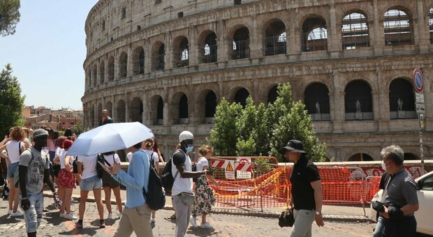 Colosseo, crollano muri: selfie con vista cantiere