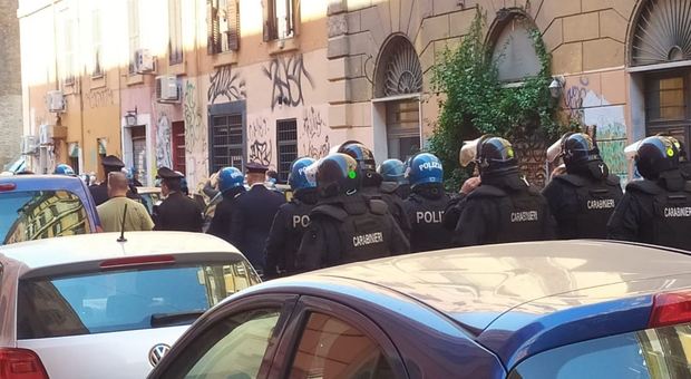 San Lorenzo, corteo funebre degli anarchici per ex br Salvatore Riccardi: interviene la polizia