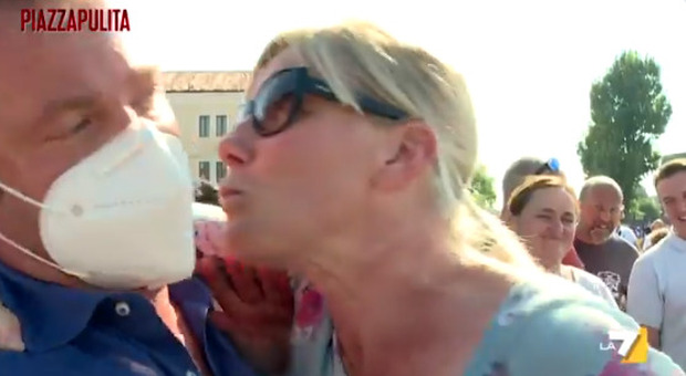 La deputata negazionista Cunial cerca di baciare l'inviato di PiazzaPulita: «Io non uso la mascherina»