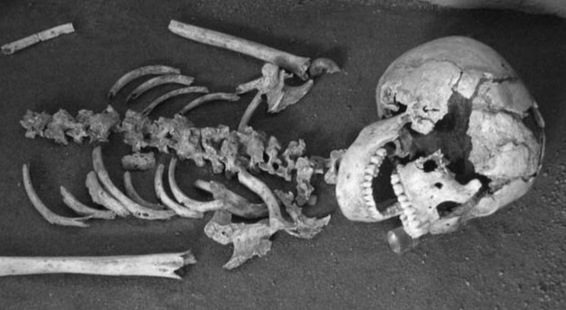 Celiachia già presente nei romani di 2000 anni fa: la scoperta grazie allo scheletro di una ragazza coperta di gioielli