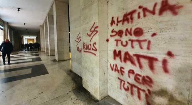Svastiche sul Corso: vandali e imbecilli in azione