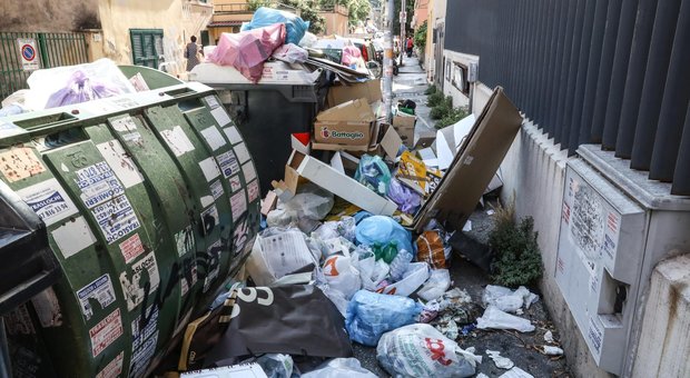 Roma, caos rifiuti, la Asl: «Dall'incendio dei cassonetti sostanze tossiche»