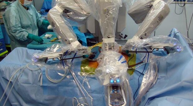 Un robot ha effettuato per la prima volta un'operazione intestinale senza l'aiuto dell'uomo. Gli autori dello studio: «Meglio degli umani»