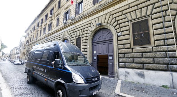 Roma, due donne aggredite sotto casa: agente della polizia penitenziaria arrestato per violenza sessuale