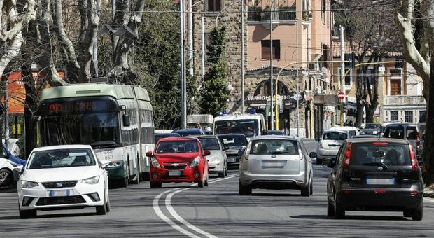 Blocco traffico Roma, domenica ecologica 5 febbraio rinviata. La decisione del Campidoglio in vista delle regionali