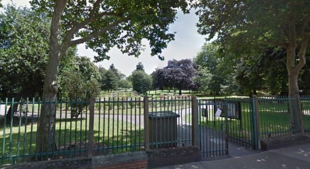 Londra, neonato trovato abbandonato in un parco: appello della polizia alla madre