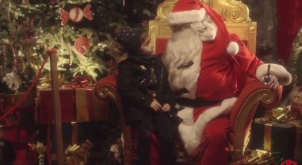 Babbo Natale Video.Save The Children Nel Nuovo Video Un Bambino Aiuta Babbo Natale A Ritrovare La Strada